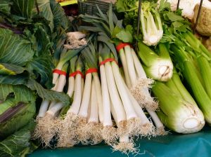 1024px-Au_marché_-_poireaux,_céleri